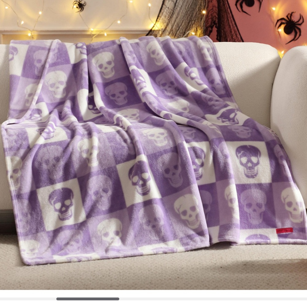 NIB Betsey Johnson Lavender Checker Skull Throw
